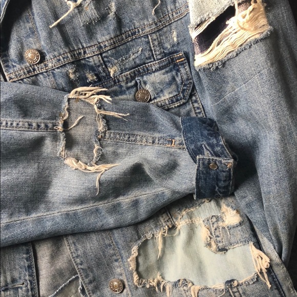 Distressed jean jacket - Picture 4 of 4